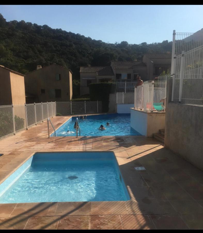 Cavalaire Vue Mer Au Loin Maisonnette Tout Equipee Pour 4 Personnes Avec Piscine Clim Wifi Velos Tv Barbecues Exteriér fotografie