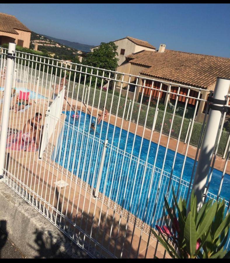 Cavalaire Vue Mer Au Loin Maisonnette Tout Equipee Pour 4 Personnes Avec Piscine Clim Wifi Velos Tv Barbecues Exteriér fotografie