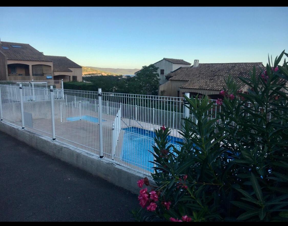 Cavalaire Vue Mer Au Loin Maisonnette Tout Equipee Pour 4 Personnes Avec Piscine Clim Wifi Velos Tv Barbecues Exteriér fotografie
