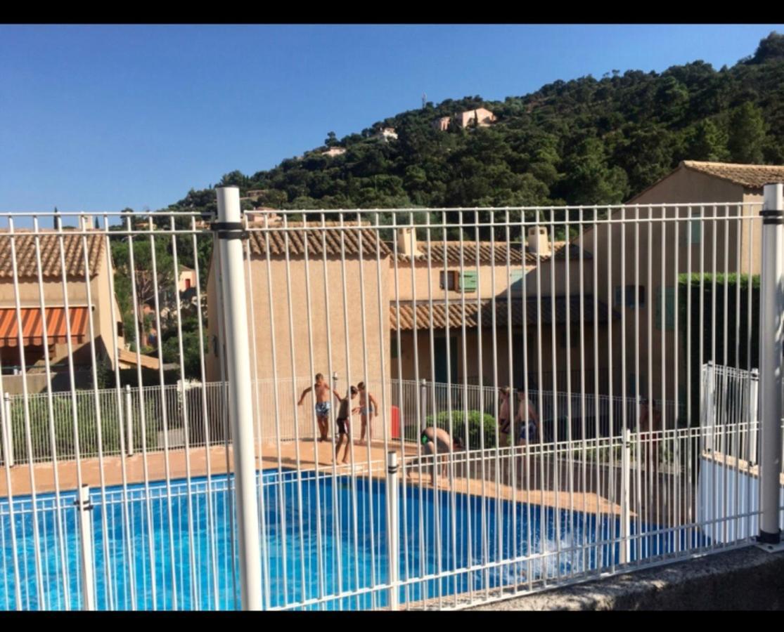 Cavalaire Vue Mer Au Loin Maisonnette Tout Equipee Pour 4 Personnes Avec Piscine Clim Wifi Velos Tv Barbecues Exteriér fotografie