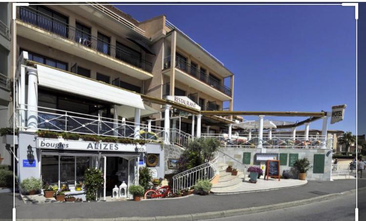 Cavalaire Vue Mer Au Loin Maisonnette Tout Equipee Pour 4 Personnes Avec Piscine Clim Wifi Velos Tv Barbecues Exteriér fotografie
