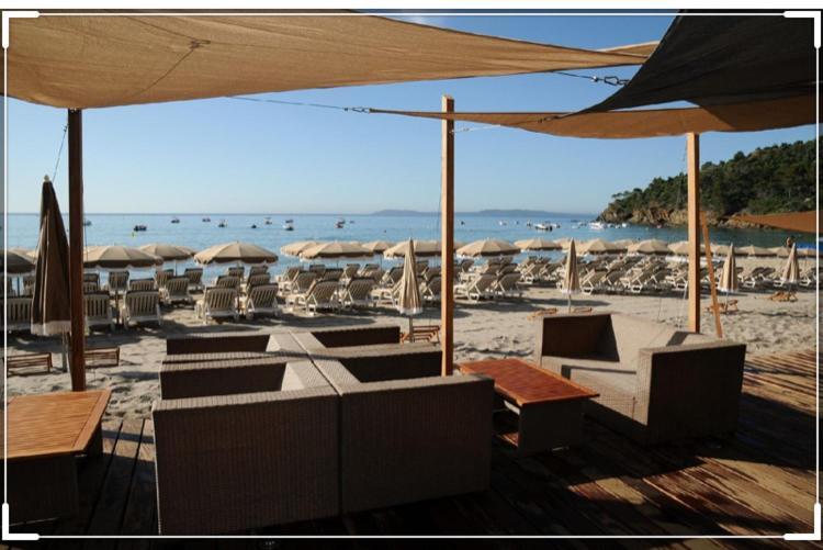 Cavalaire Vue Mer Au Loin Maisonnette Tout Equipee Pour 4 Personnes Avec Piscine Clim Wifi Velos Tv Barbecues Exteriér fotografie