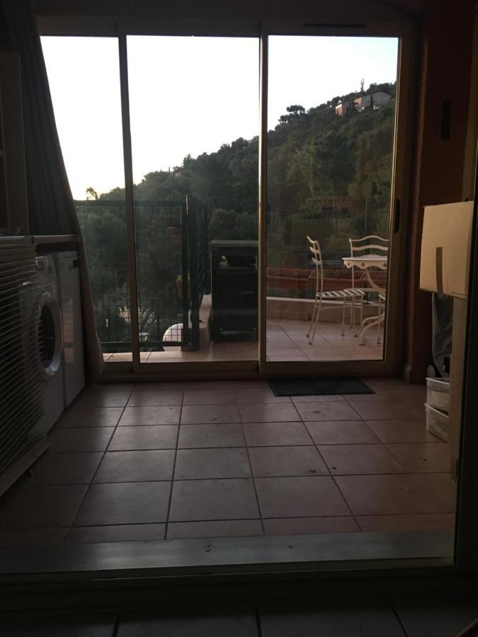 Cavalaire Vue Mer Au Loin Maisonnette Tout Equipee Pour 4 Personnes Avec Piscine Clim Wifi Velos Tv Barbecues Exteriér fotografie
