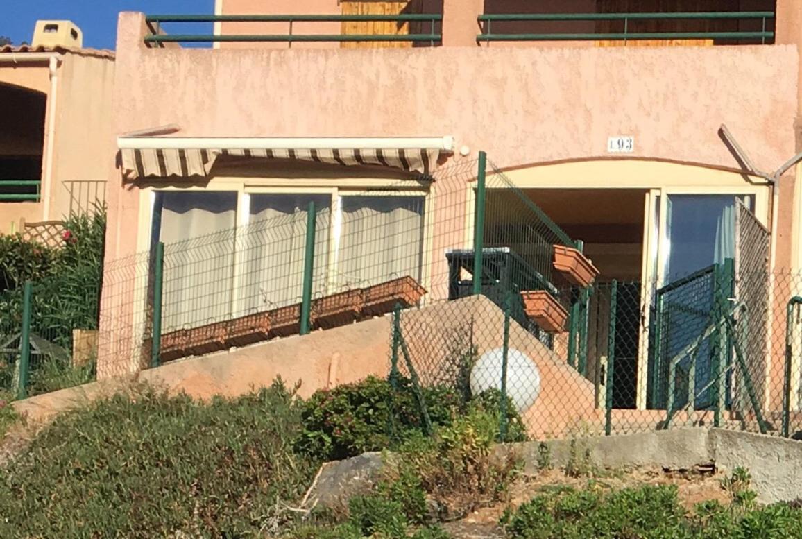 Cavalaire Vue Mer Au Loin Maisonnette Tout Equipee Pour 4 Personnes Avec Piscine Clim Wifi Velos Tv Barbecues Exteriér fotografie